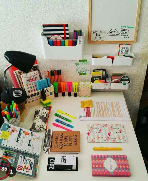 Работно място с тетрадка и предмети за творчество